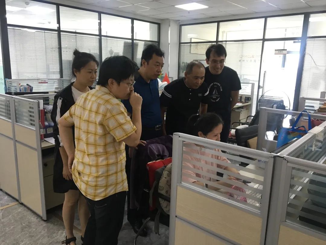 我司工作人員向工程學(xué)院領(lǐng)導(dǎo)展示公司成果